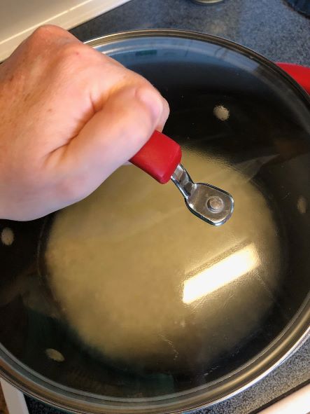 boiling jasmine rice in covered pan