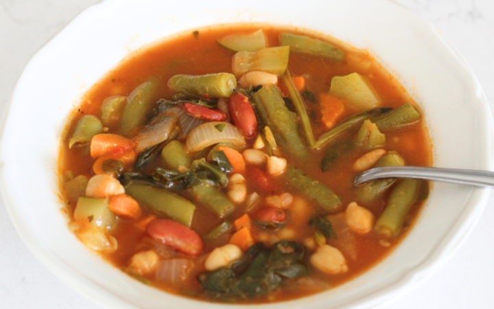 Healthy Homemade Minestrone Soup Recipe, Minestrone Recipe: Easy Classic Vegetarian Soup #healthy #nutritious #onepotmeal #italian #crockpot #vegan #vegetarian #dinner #starter #soup #broth #beans #crowd #ingredients #minestrone #recipe #chicken #tomato #mamamakesiteasy