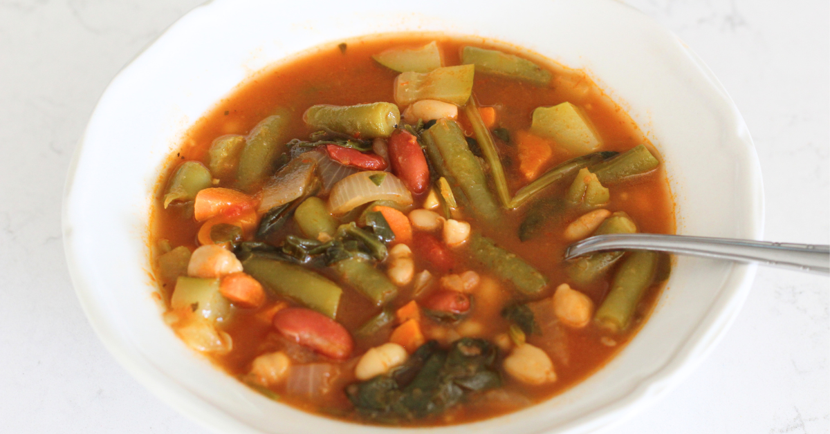 Healthy Homemade Minestrone Soup Recipe, Minestrone Recipe: Easy Classic Vegetarian Soup #healthy #nutritious #onepotmeal #italian #crockpot #vegan #vegetarian #dinner #starter #soup #broth #beans #crowd #ingredients #minestrone #recipe #chicken #tomato #mamamakesiteasy